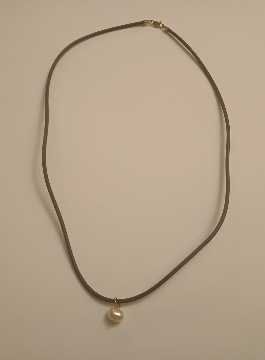 BLACK LEATHER CORD 14K GOLD CLASP & 14K PEARL PENDANT NECKLACE.