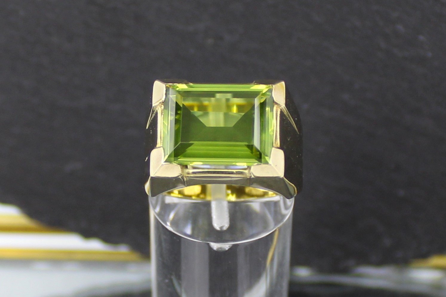 Men’s ring, gold ring, 333 gold, 8 carats with green spinel