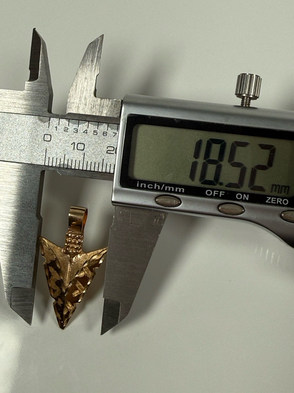 14K Yellow Gold Solid Arrowhead Pendant 3.32g Diamond Cut 33mm Chunky