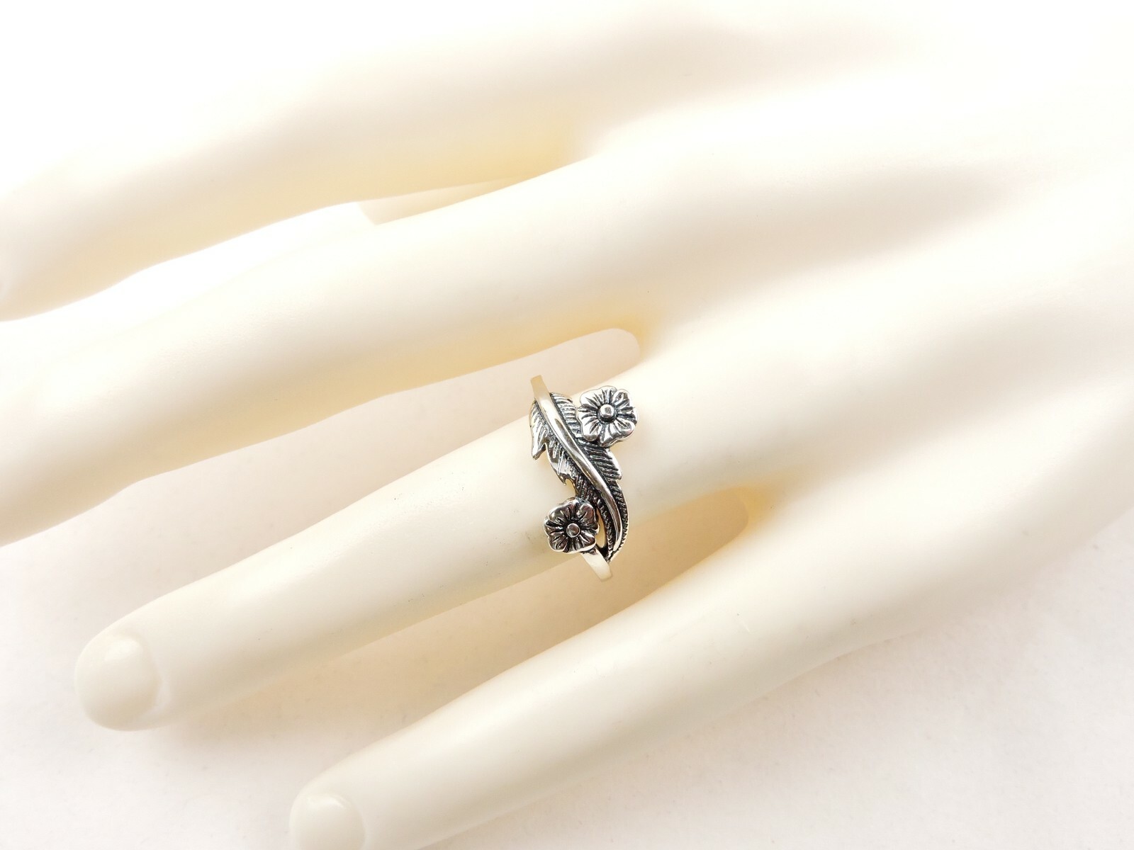 Sterling Silver Flowers And Leaf Ring – Free Gift Packaging