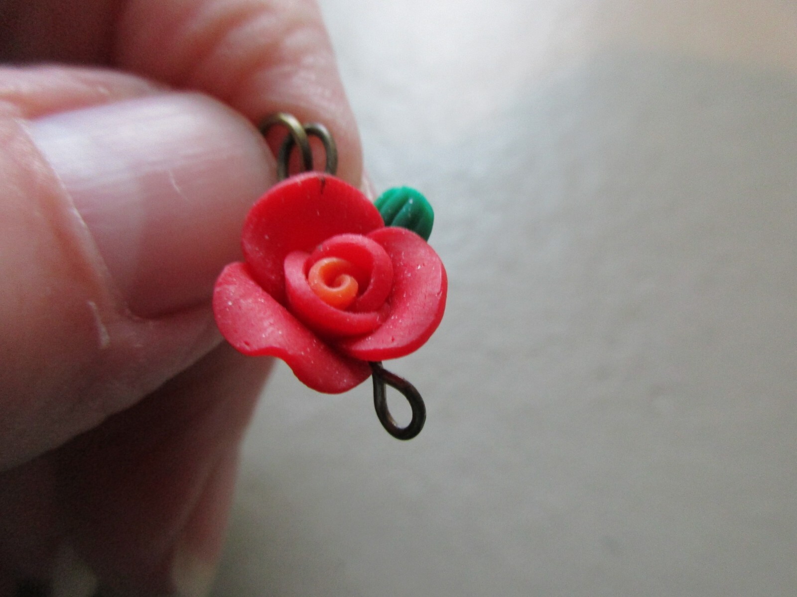 CUTE VINTAGE GOLD TONE PLASTIC RESIN SINGLE ROSE FLOWER SMALL FOB CHARM PENDANT