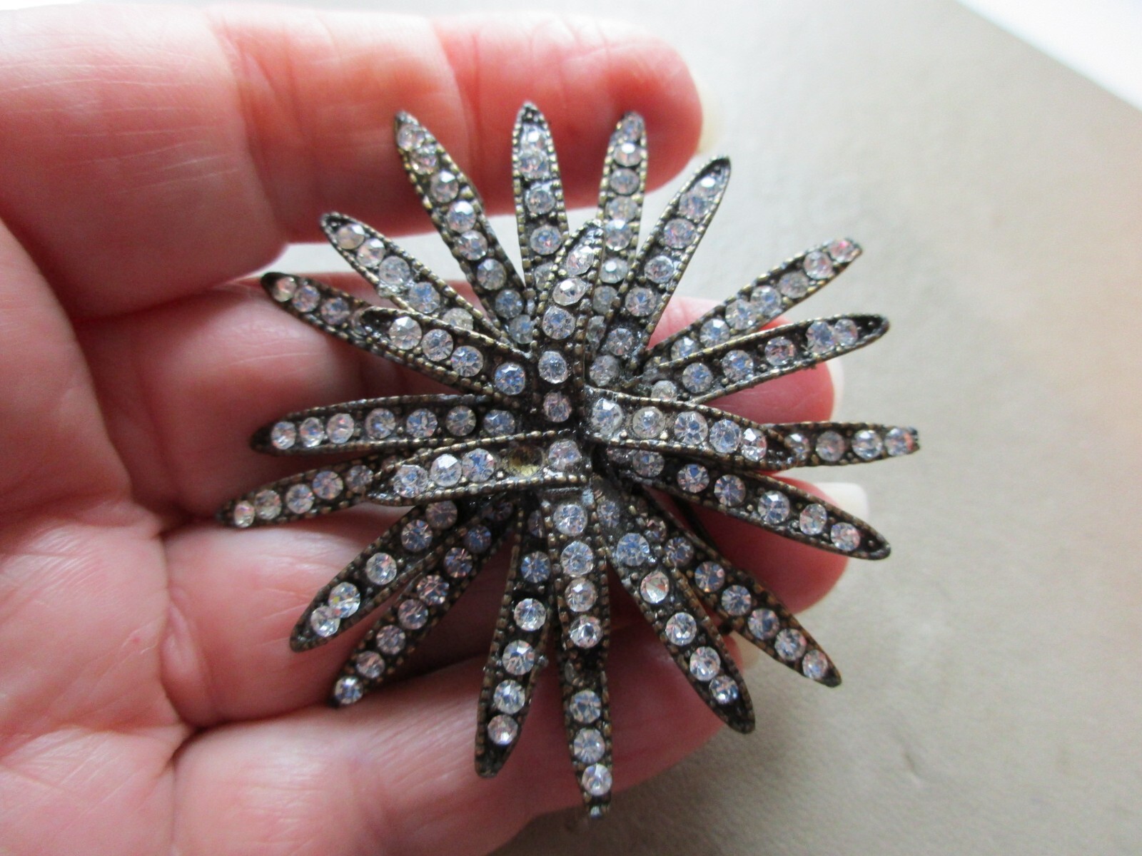 LARGE VINTAGE RETRO FASHION BRONZE METAL CRYSTAL STARBURST FLOWER BROOCH REPAIRS