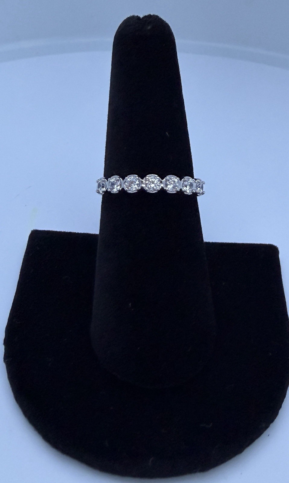 14 K White Gold Ring. Size 7. (total weight 1.9g)