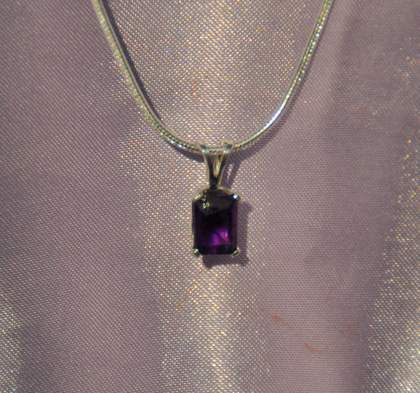 1.00CT 7MM X 5MM PURPLE AMETHYST PENDANT- BEAUTIFUL EMERALD CUT