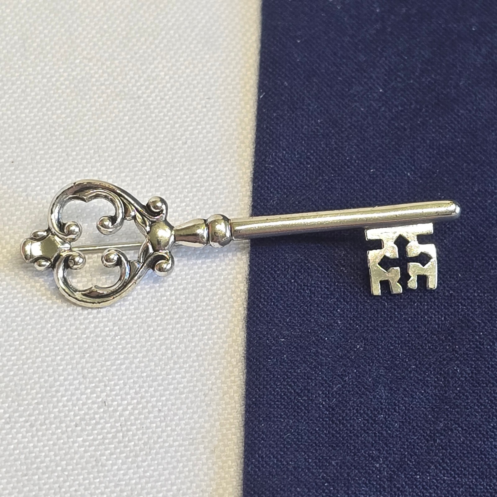 Sterling Silver Brooch 2.81g Fine Jewelry Key Scatter Pin
