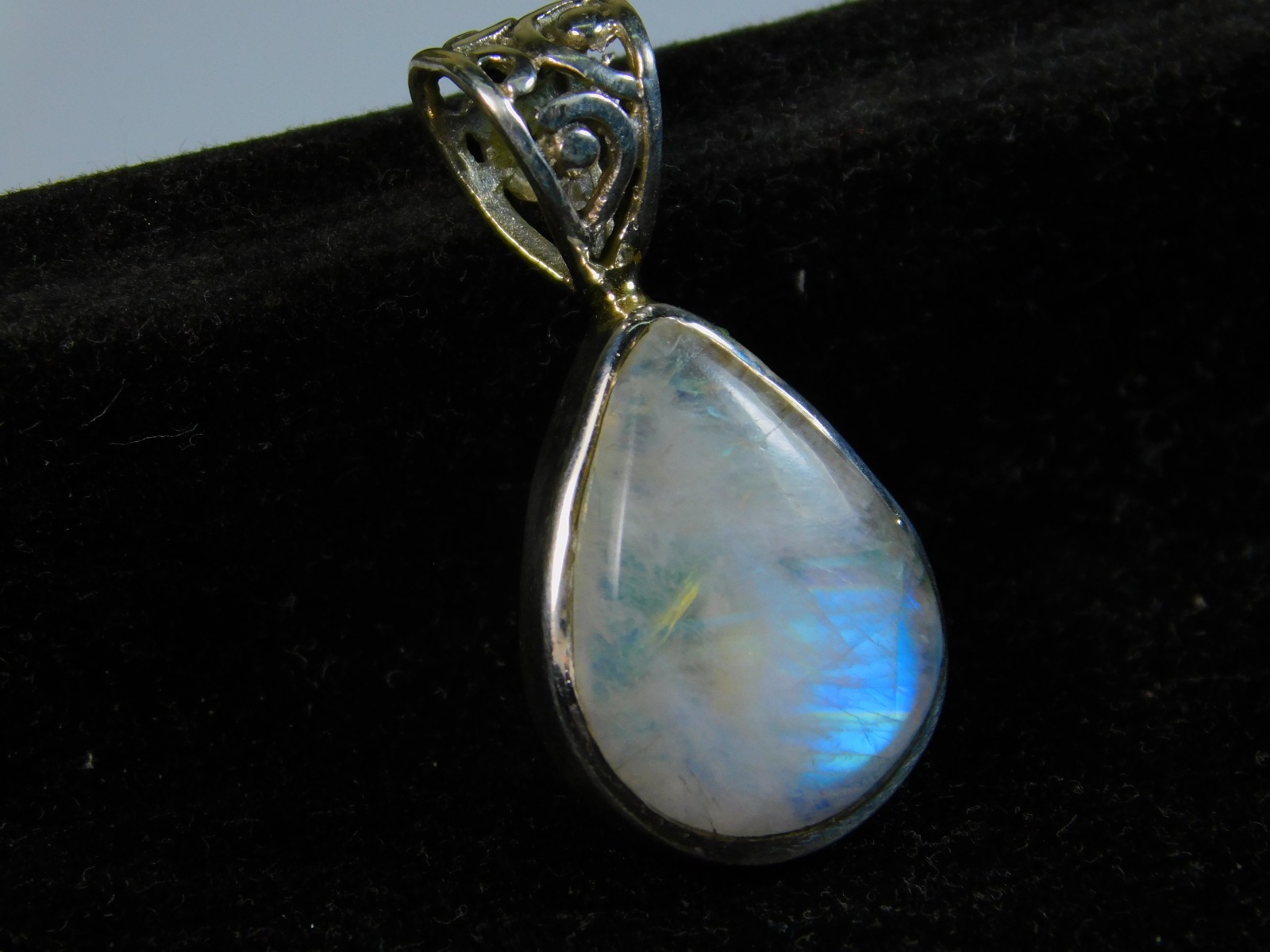 Gorgeous Fine 925 Sterling Silver Healing Pendant With Natural Rainbow Moonstone