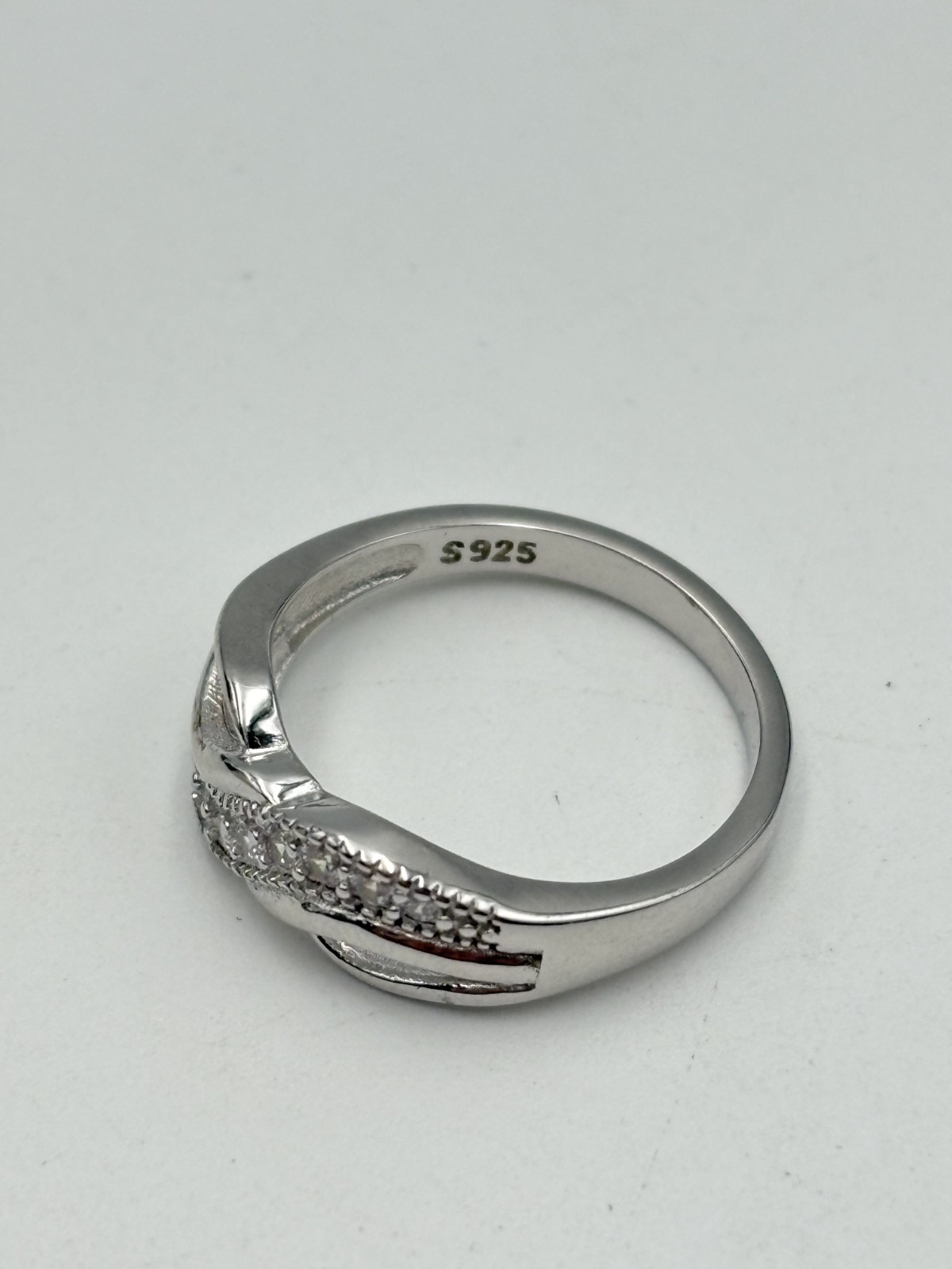 STERLING SILVER 925 WHITE GEMSTONE 2.4mm BAND SIZE 6 RING 2.7g