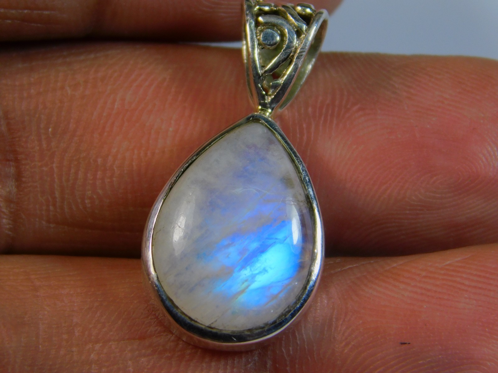 Gorgeous Fine 925 Sterling Silver Healing Pendant With Natural Rainbow Moonstone