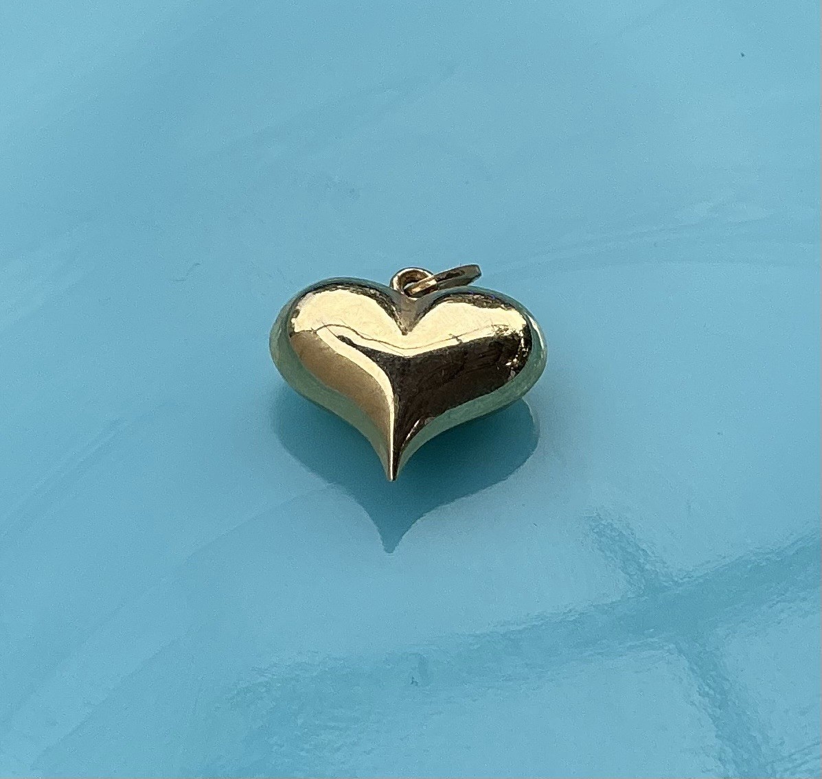 14K Yellow Gold Shiny Vintage Puffy Heart Love Themed Charm Pendant .7g