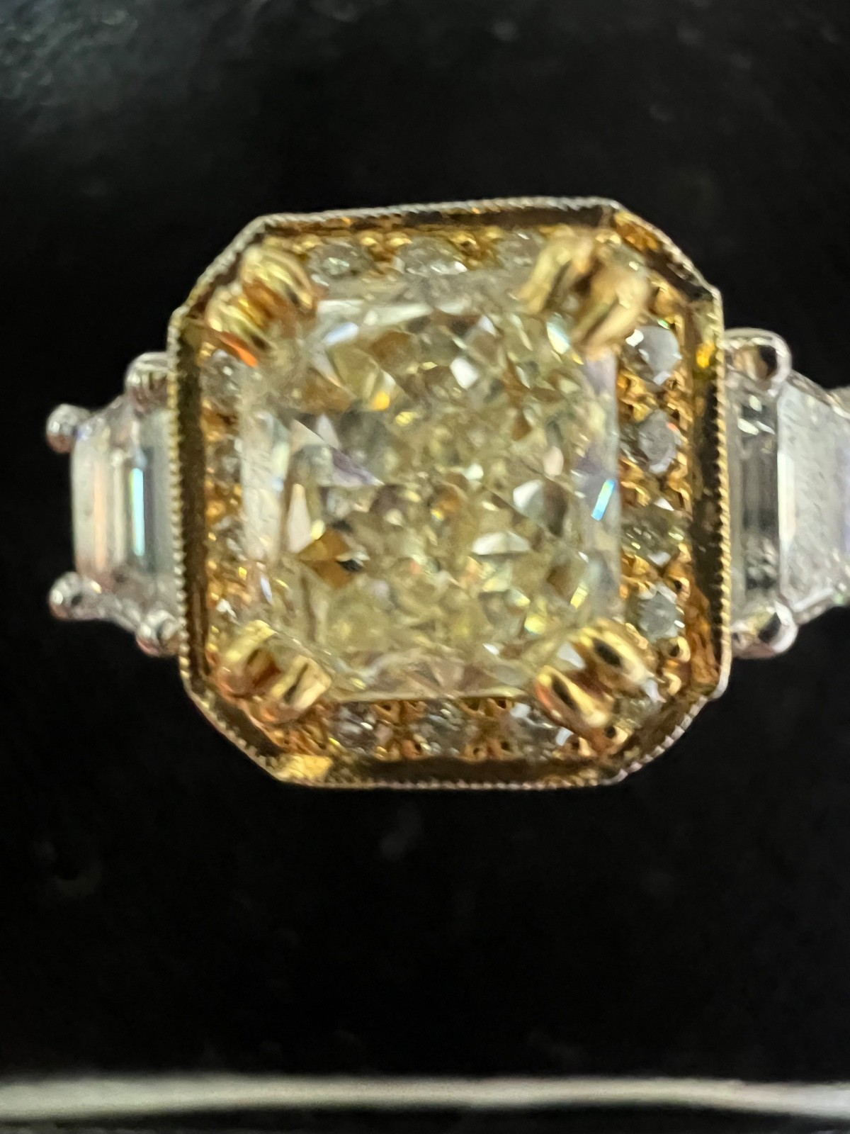 18KT GOLD & FANCY YELLOW DIAMOND ENGAGEMENT RING W 2 ACCENT DIA -HK#79-140
