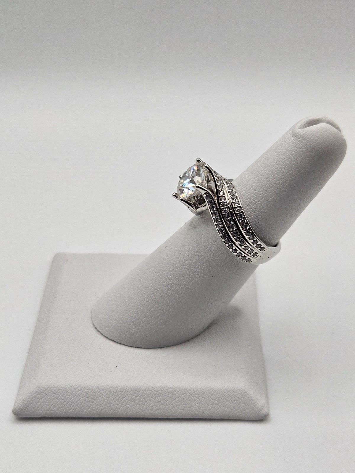 Solid 18K White Gold Moissanite Engagement Ring Bypass Pave Band Au750 Size 5 6g