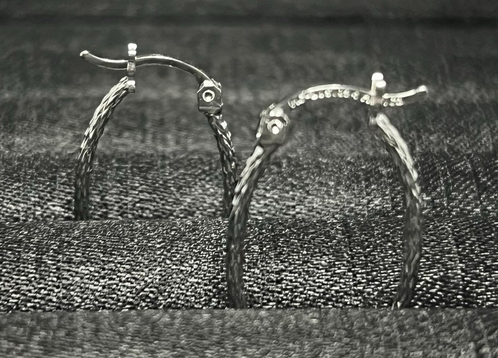 Arracadas de Plata con Diseño Trenzado, Silver Hoop Earrings with Braided Design