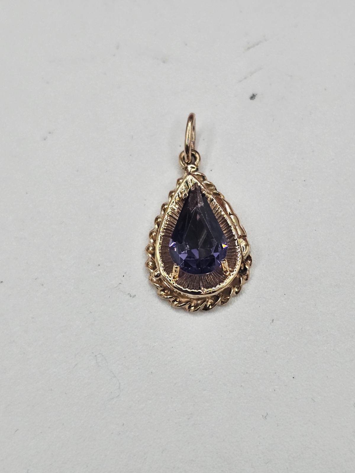 Vintage 14K yellow gold pendant w/alexandrite colored stone