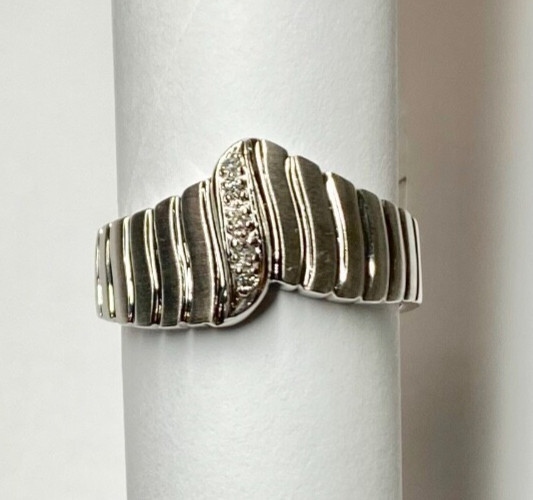 NEW 14K White Gold V-Taper Ring/Band with 0.05ctw Diamonds (Size 6.5) 5.4 gram