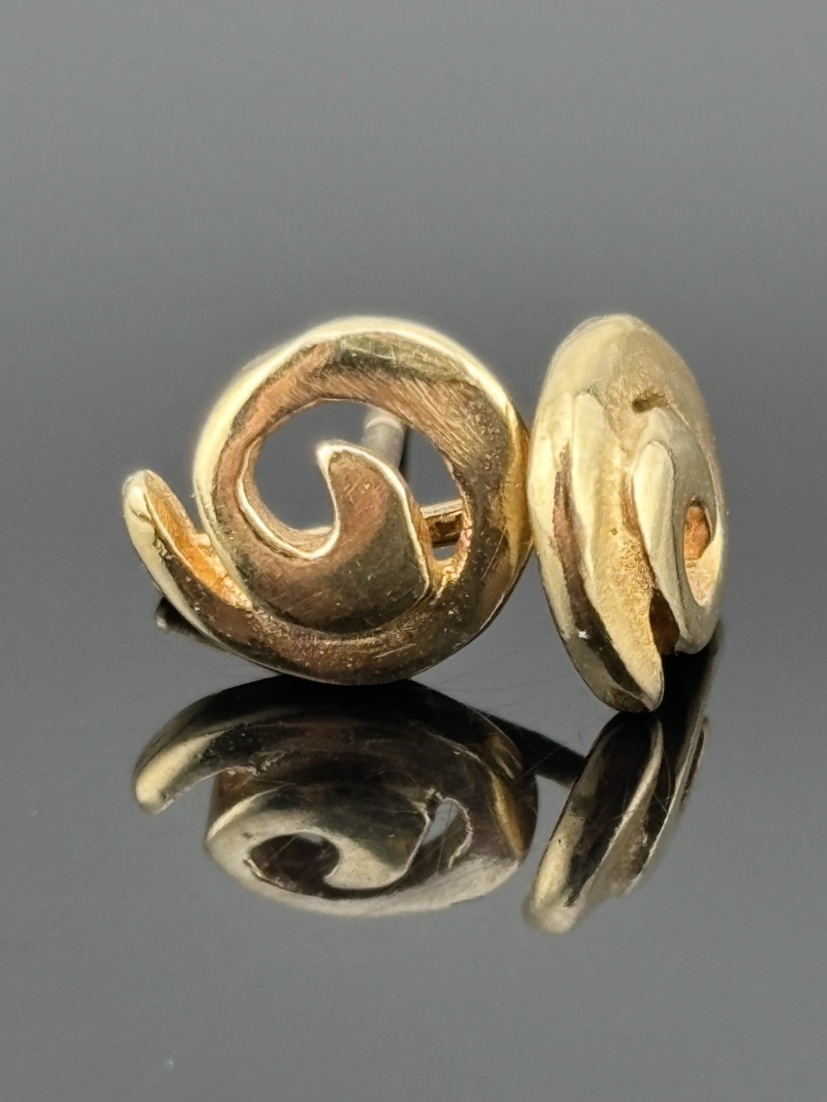 Petite 14k Yellow Gold Swirl Earrings 5/16″ Spiral Stud Rubber Backs Hefty 1.42g