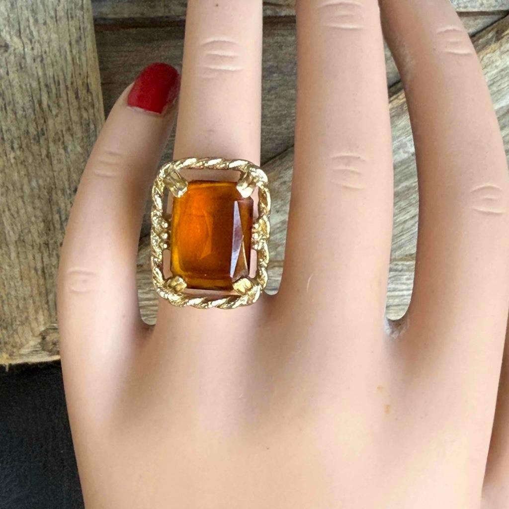 Vtg Sarah Coventry Wild Honey Cocktail Ring Sz: 6 Gold Tone Amber Glass Jewelry