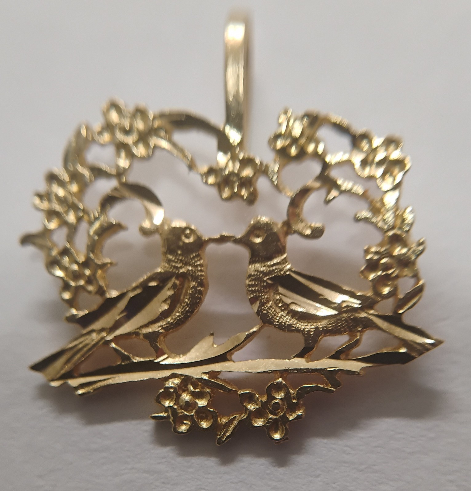 14kt Yellow Gold Love Birds Kissing Floral Pendant Stamped 14k SKA For Necklace