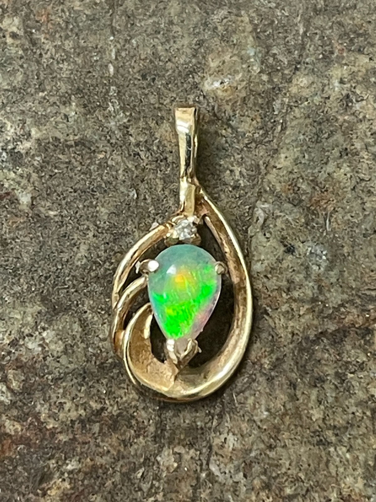 SOLID 14K NATURAL FIRE OPAL PENDANT SUPERB VIVID SHIMMERING PLAY OF COLORS!