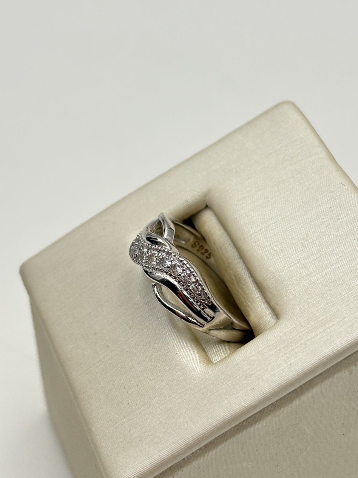 STERLING SILVER 925 WHITE GEMSTONE 2.4mm BAND SIZE 6 RING 2.7g