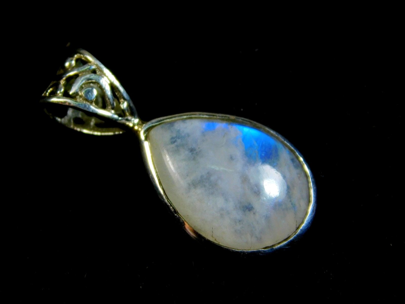 Gorgeous Fine 925 Sterling Silver Healing Pendant With Natural Rainbow Moonstone