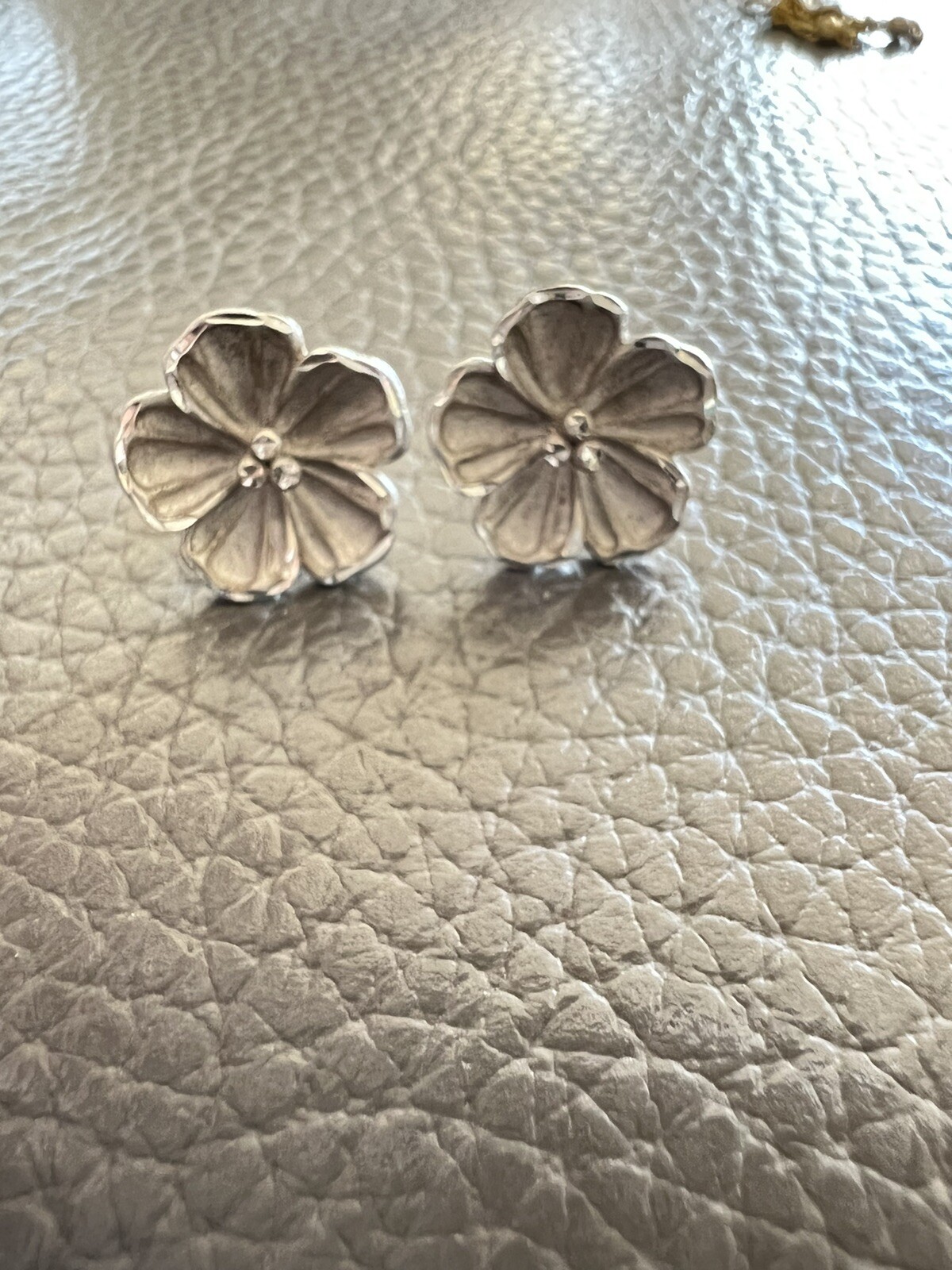 SOLID 14K WHITE GOLD HAWAIIAN FANCY PLUMERIA FLOWER STUD EARRINGS