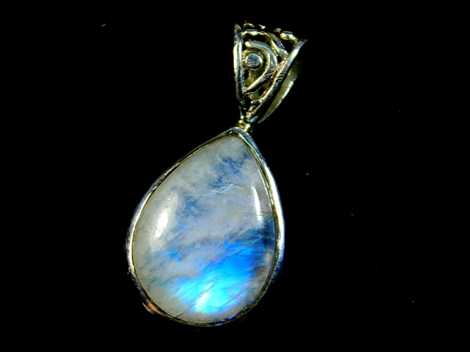 Gorgeous Fine 925 Sterling Silver Healing Pendant With Natural Rainbow Moonstone