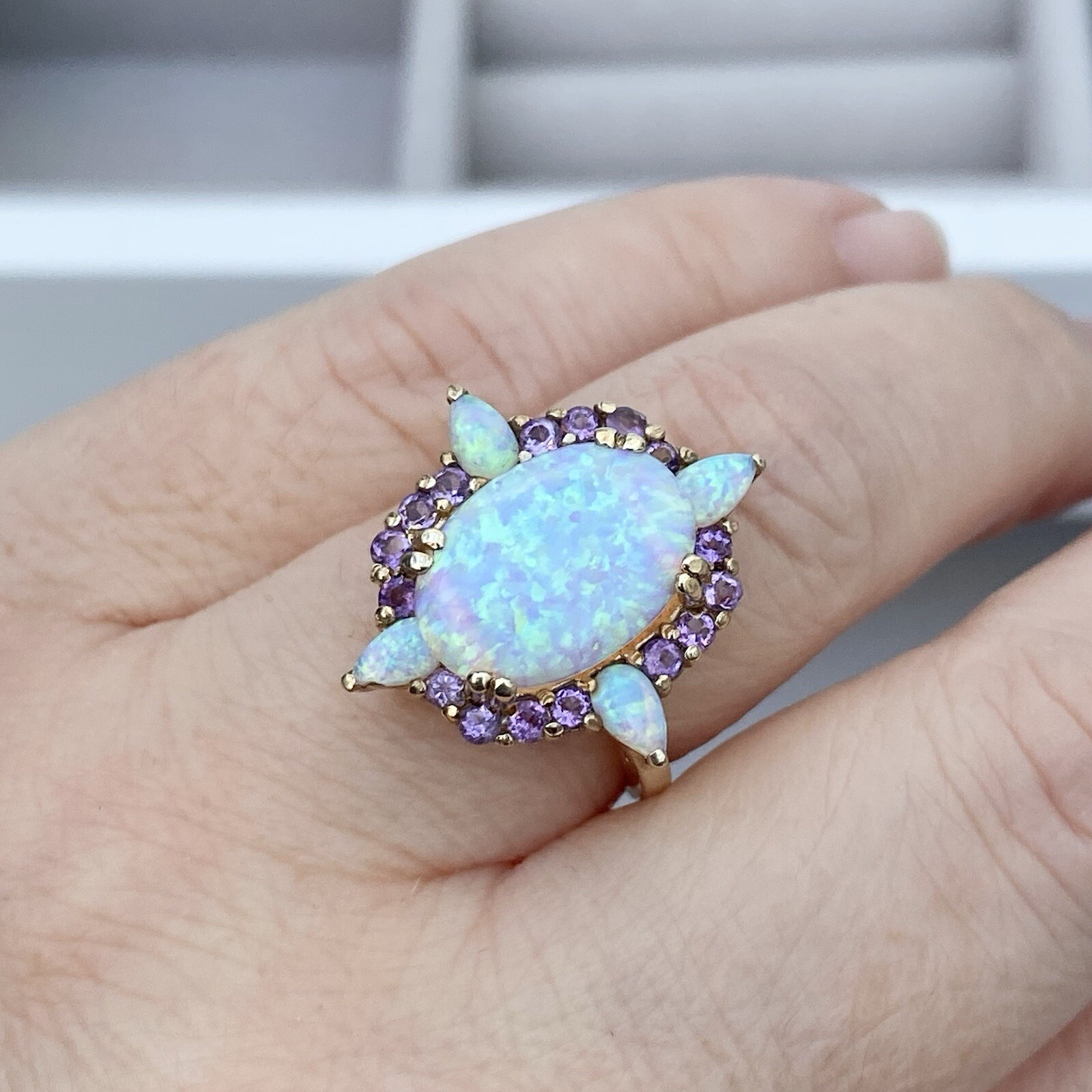 Large 9ct yellow gold synthetic Opal and Amethyst ring – UK size O 1/2 – 5.69g