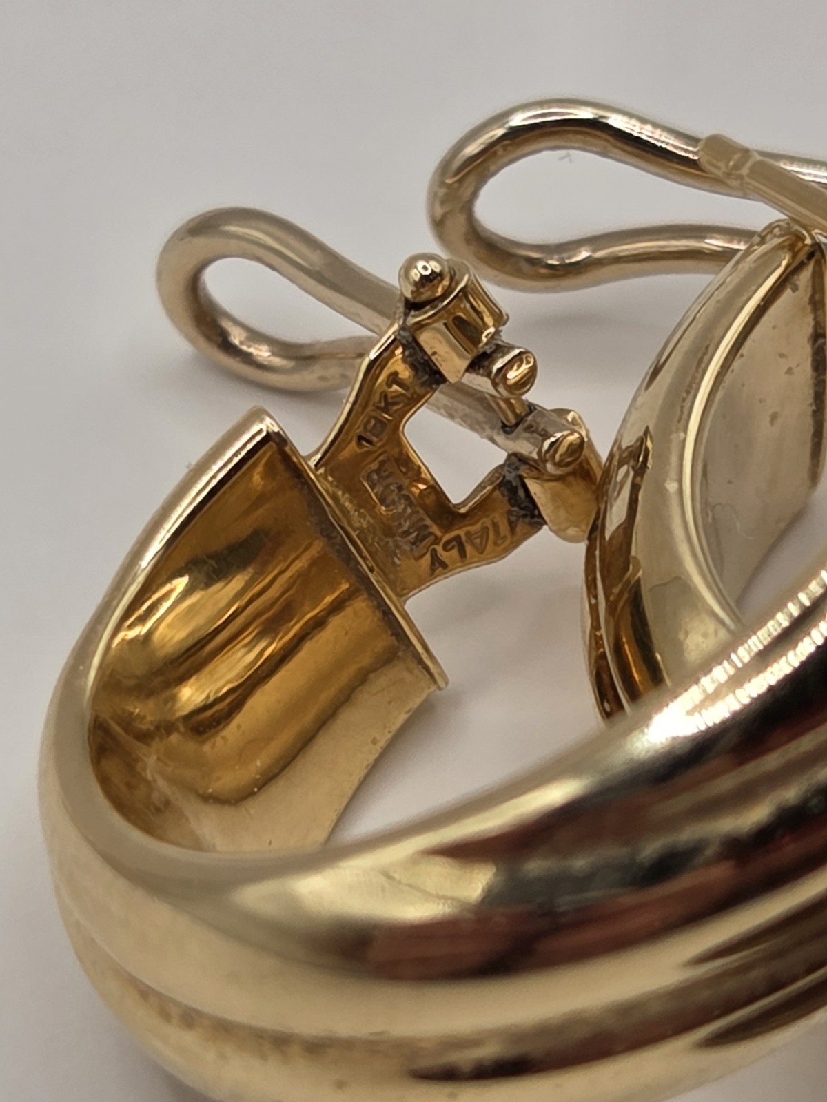 Beautiful vintage Milor Italy 18K solid/hollow yellow gold hoop earrings!