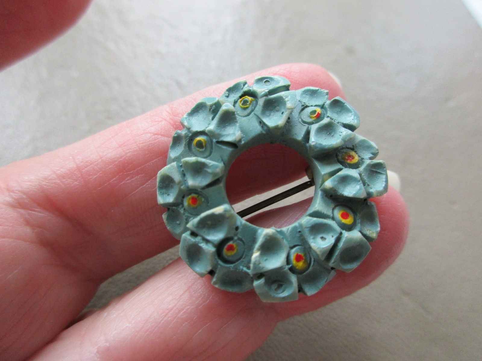 ANTIQUE VINTAGE RETRO ART DECO CARVED PLASTIC RESIN FORGET ME NOT FLOWER BROOCH