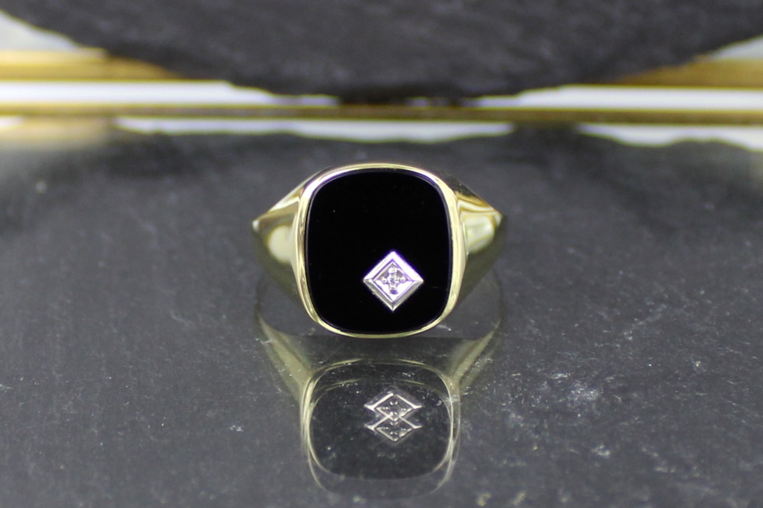 Men’s ring, signet ring, onyx ring, 333 yellow gold (8 carats)