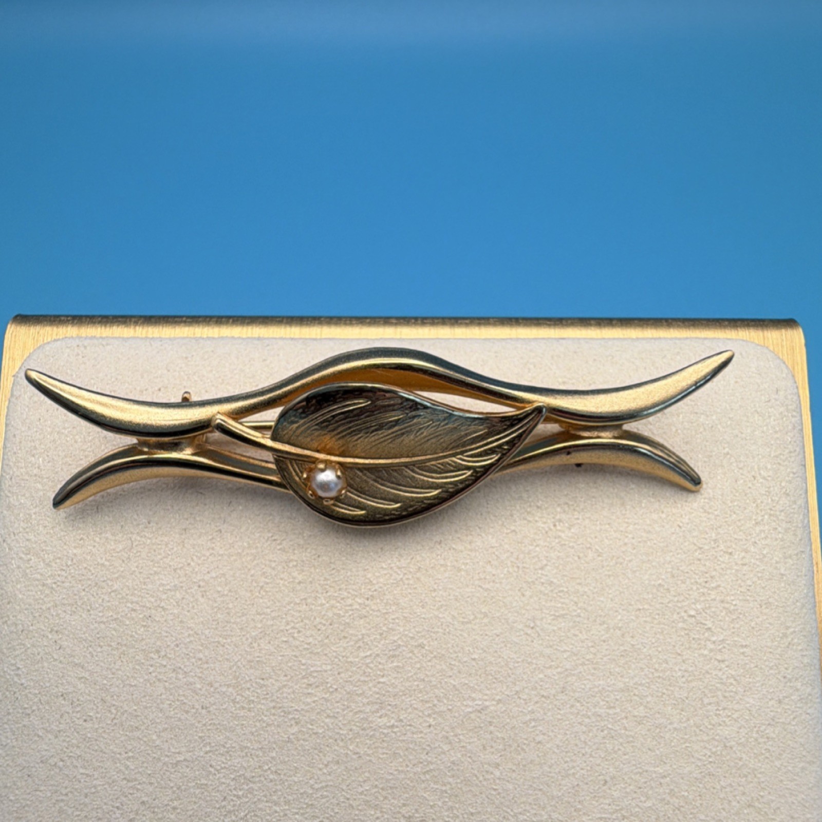 Leaf Brooch Yellow Gold tone with Round White Pearl Accent Nature Theme(8)