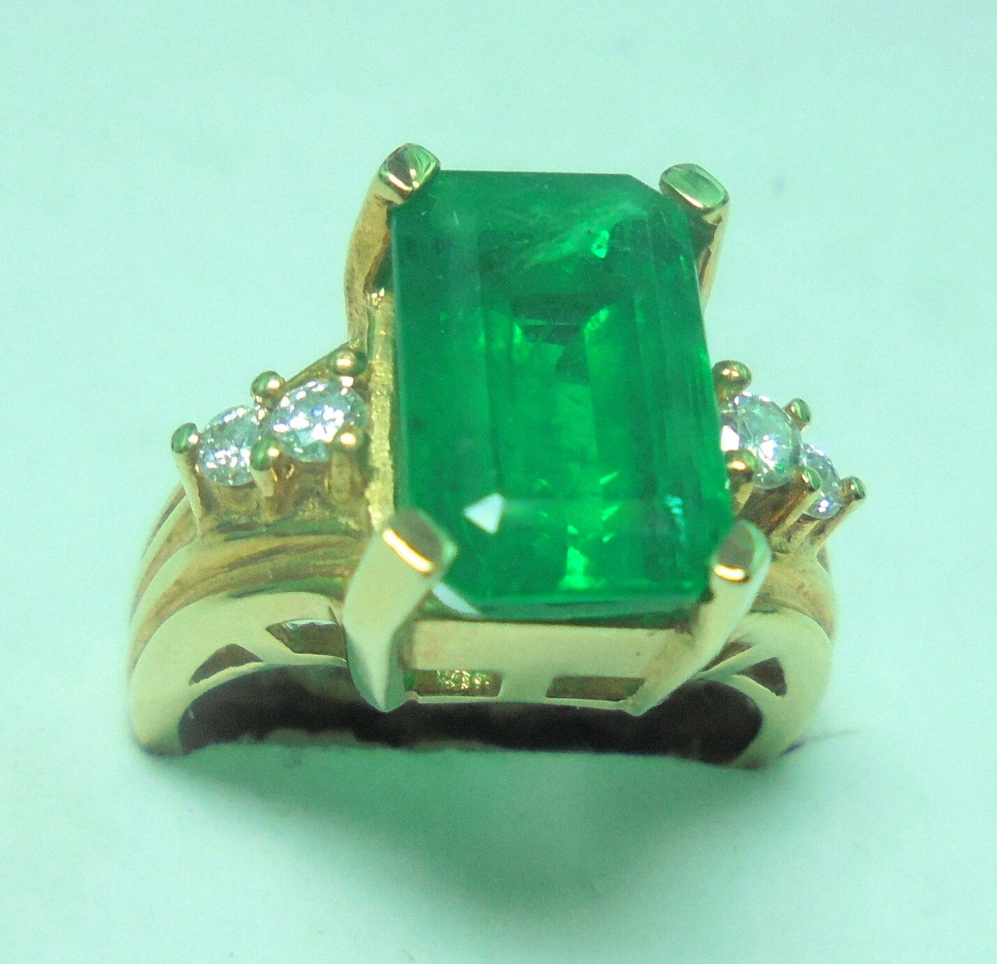 Gorgeous Eye Clean Emerald 3.91 ct Ring 14k yellow gold with diamonds AGL report