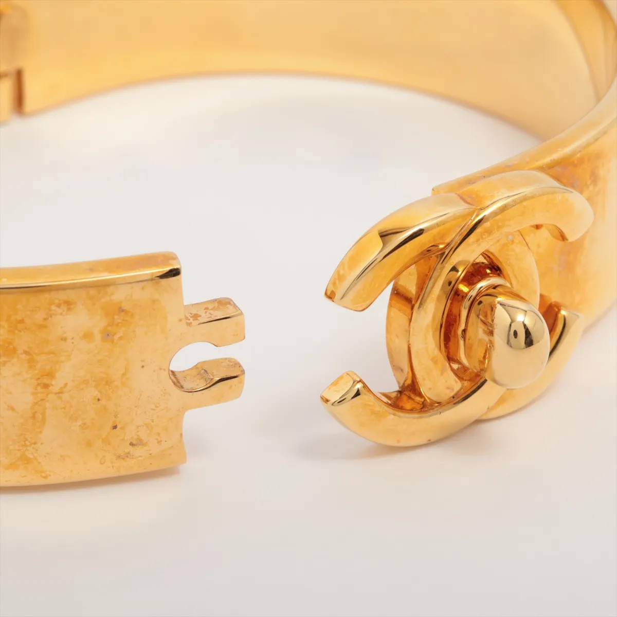 Chanel Coco Mark Turnlock 97A Bangle GP Gold
